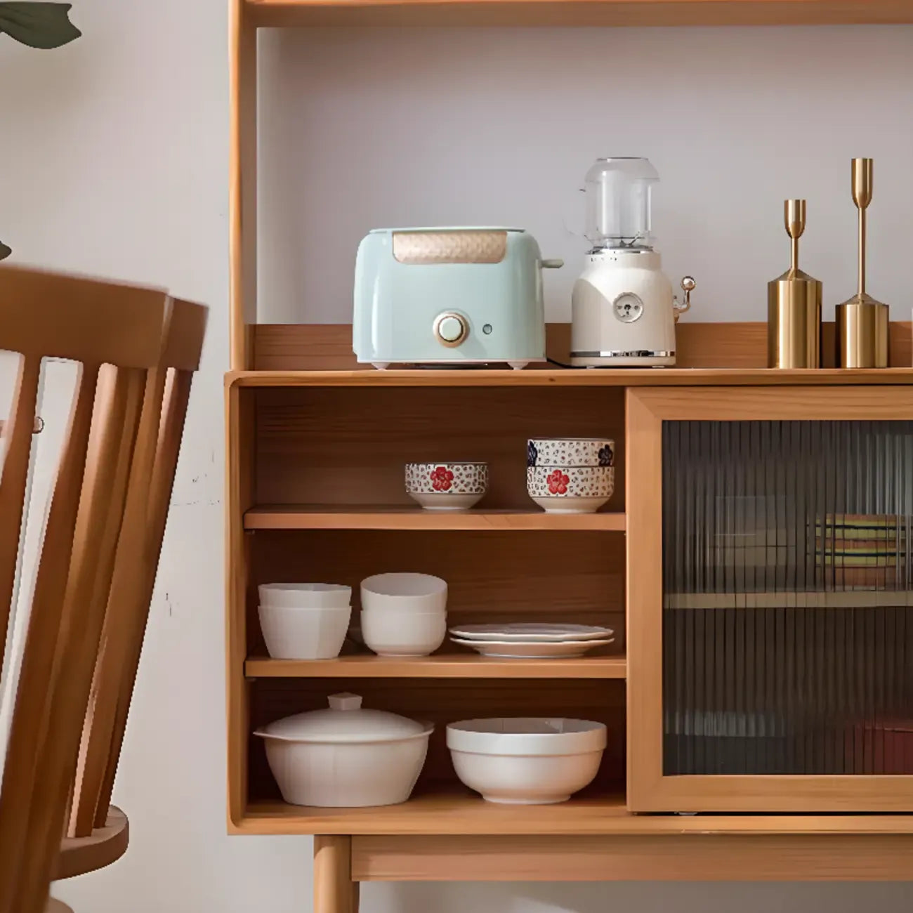 Buffet à trois tiroirs et portes coulissantes en bois naturel