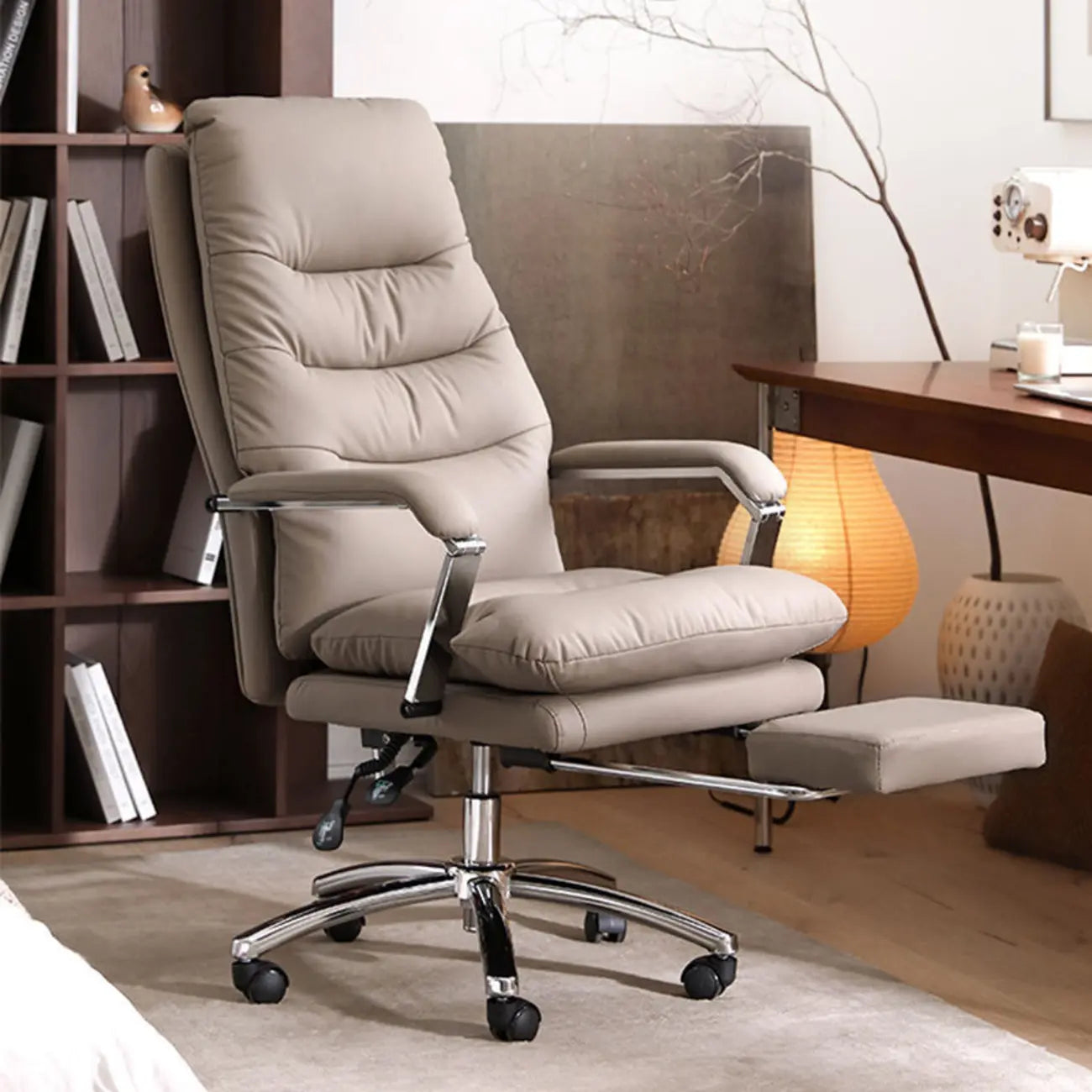 Fauteuil de bureau pivotant et inclinable en cuir beige réglable