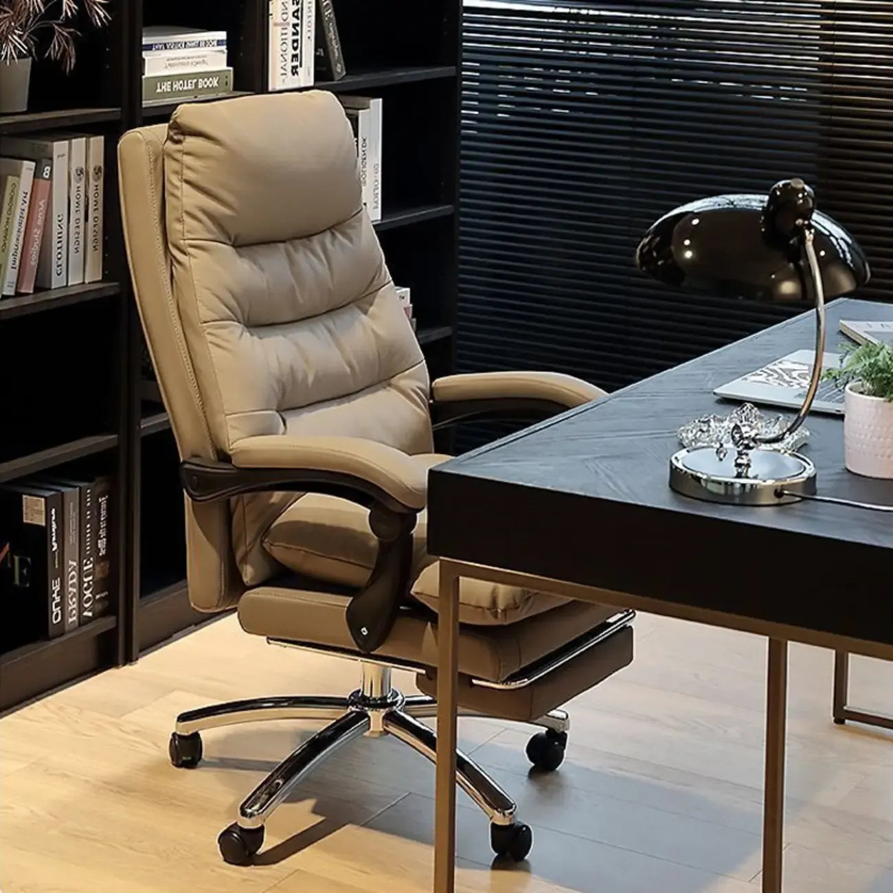 Fauteuil de bureau pivotant et inclinable en cuir beige réglable