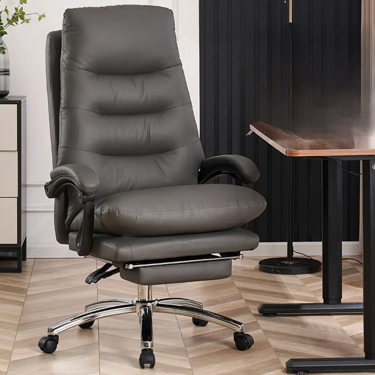 Fauteuil de bureau pivotant et inclinable en cuir beige réglable
