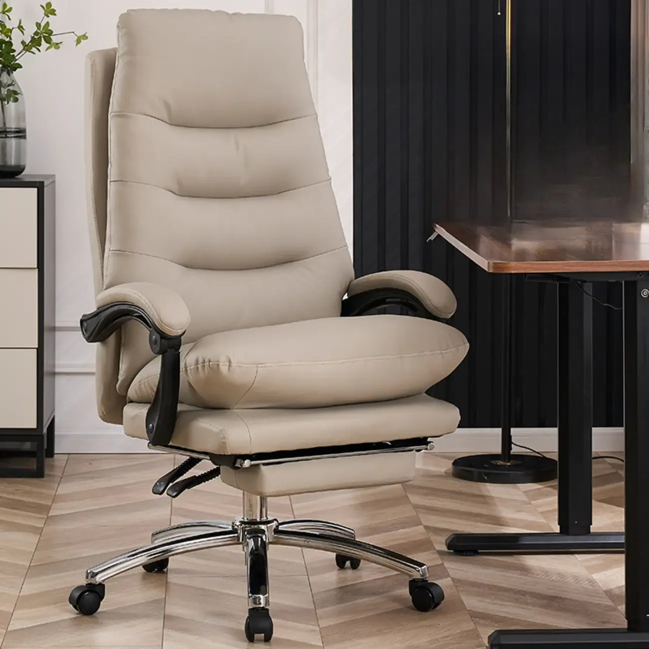 Fauteuil de bureau pivotant et inclinable en cuir beige réglable