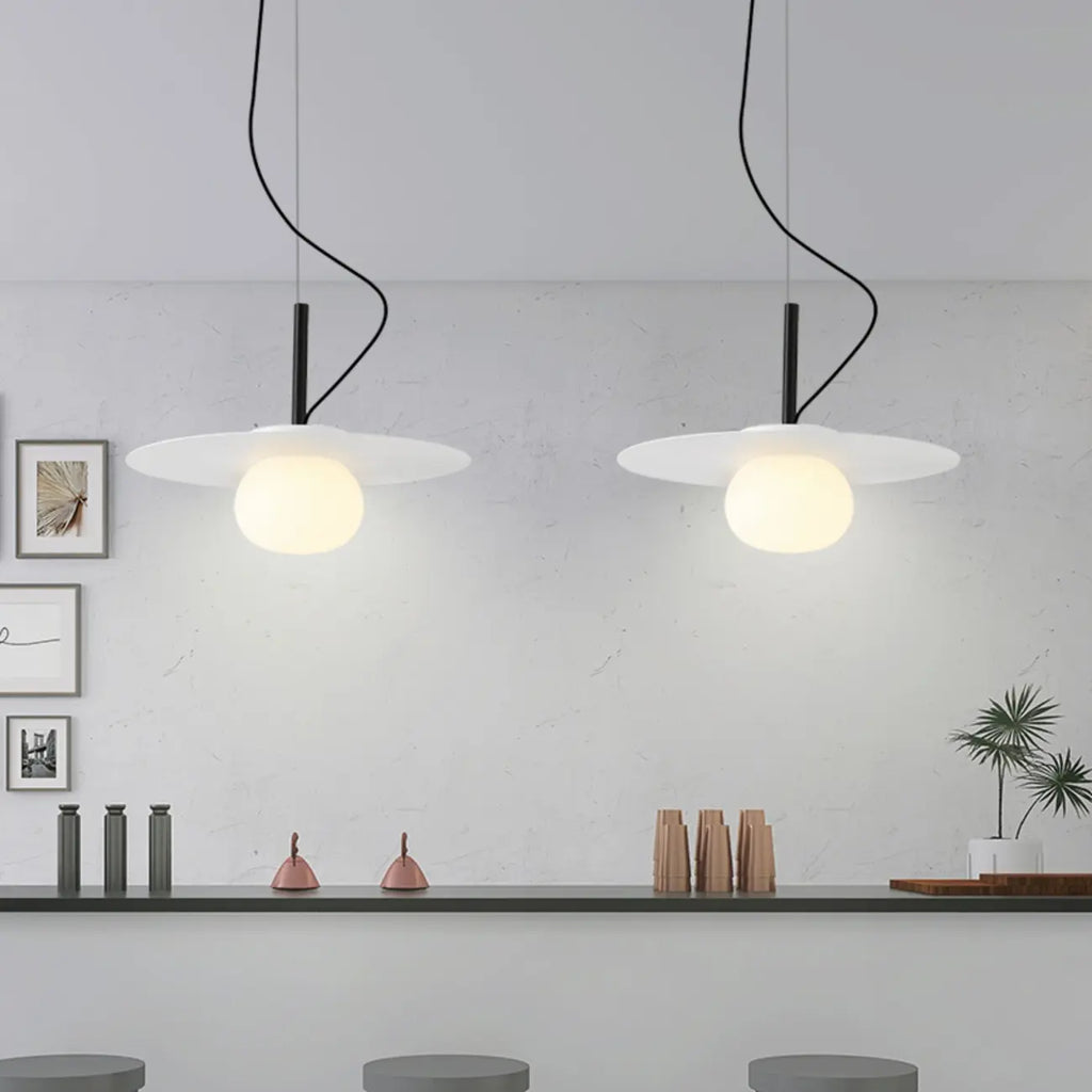 Suspension élégante et moderne en résine blanche pour îlot de salle à manger
