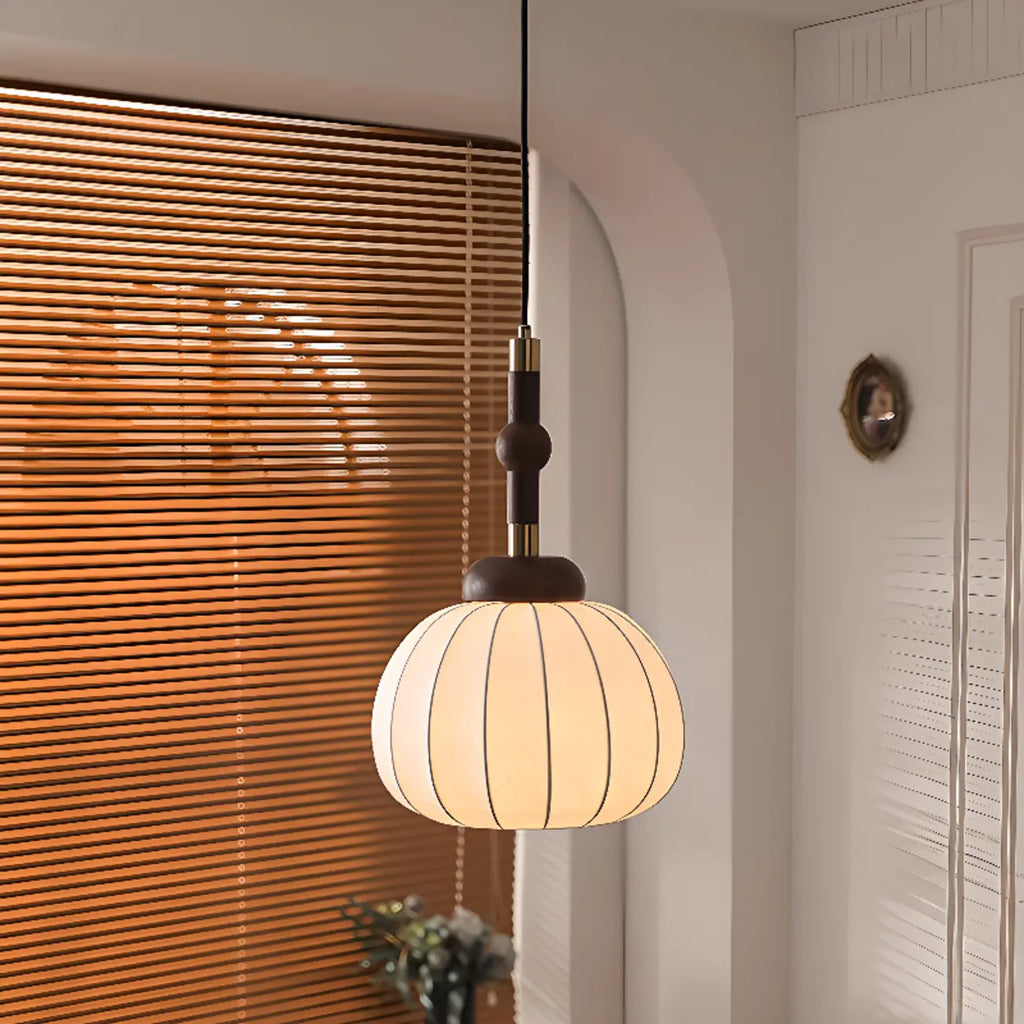 Suspension contemporaine en bois et soie beige citrouille