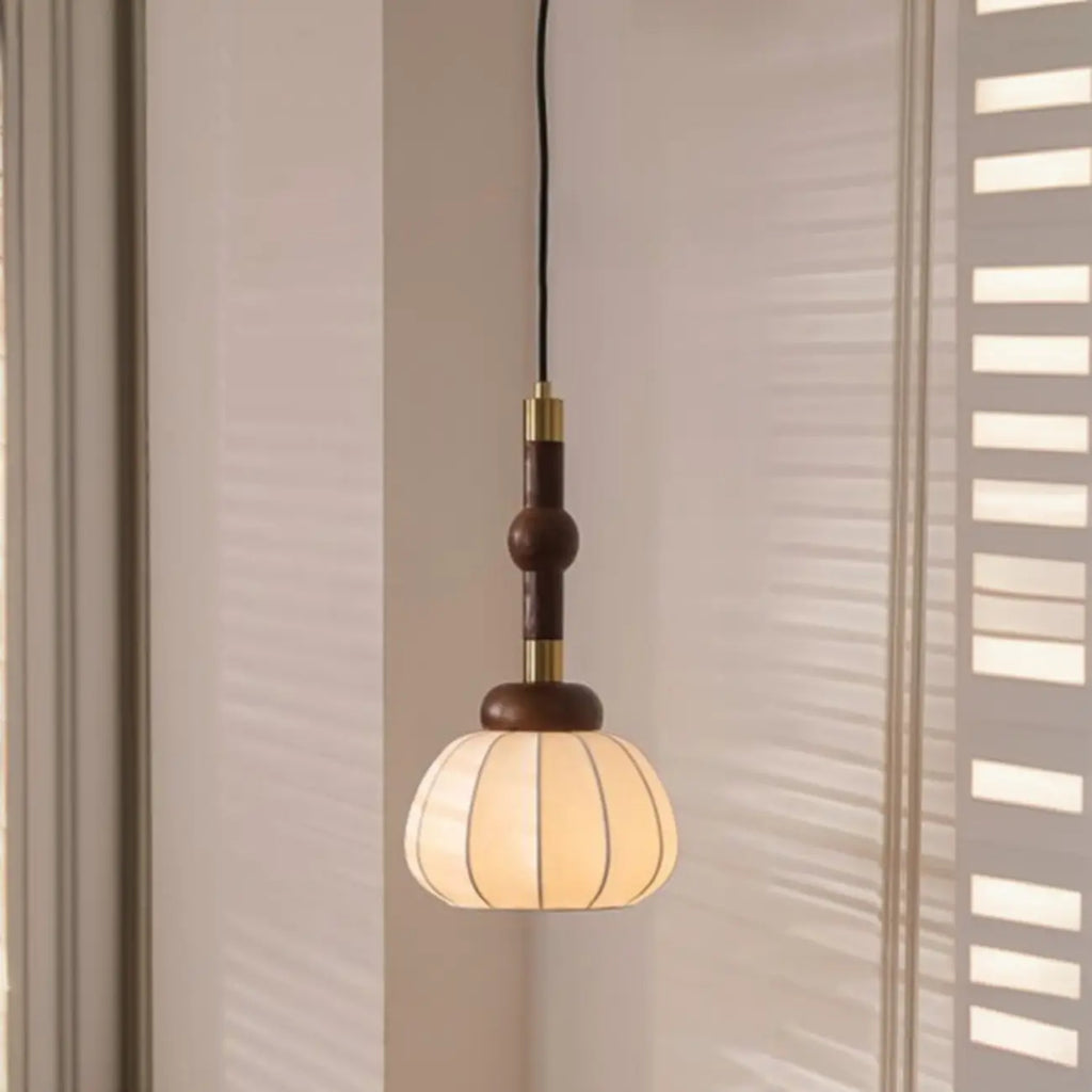 Suspension contemporaine en bois et soie beige citrouille