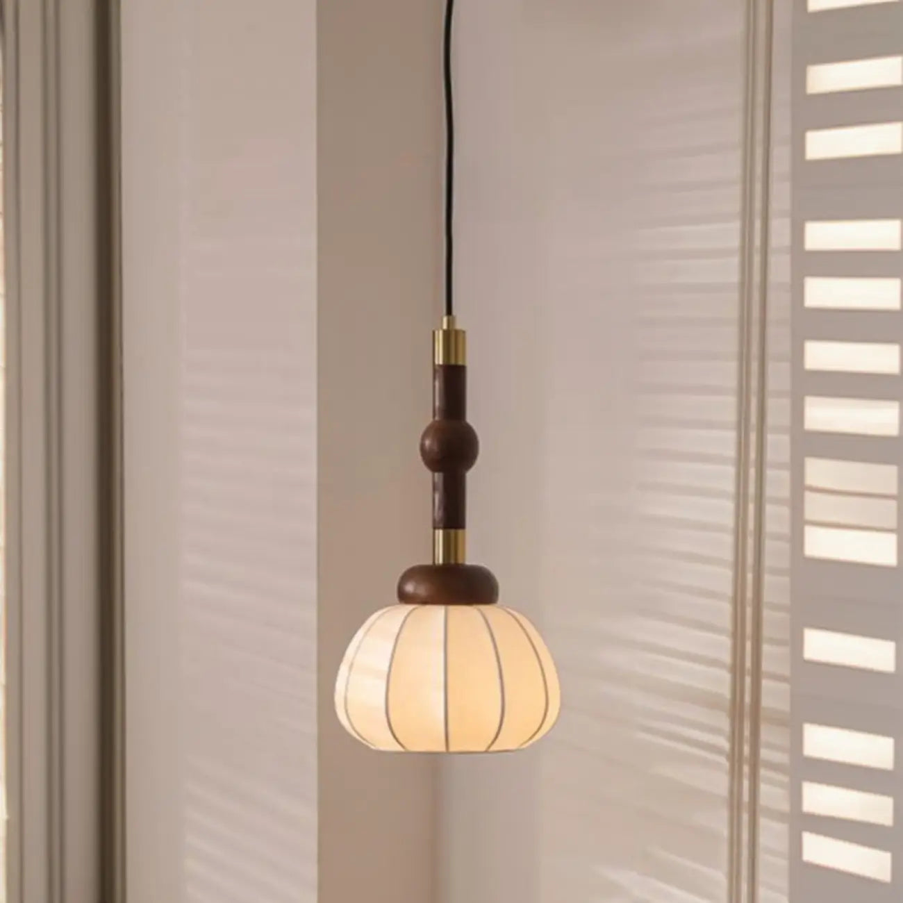 Suspension contemporaine en bois et soie beige citrouille