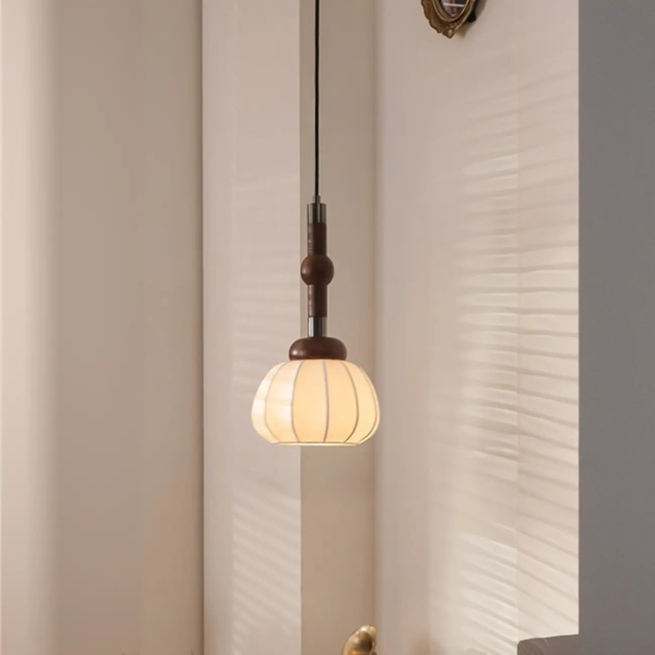 Suspension contemporaine en bois et soie beige citrouille