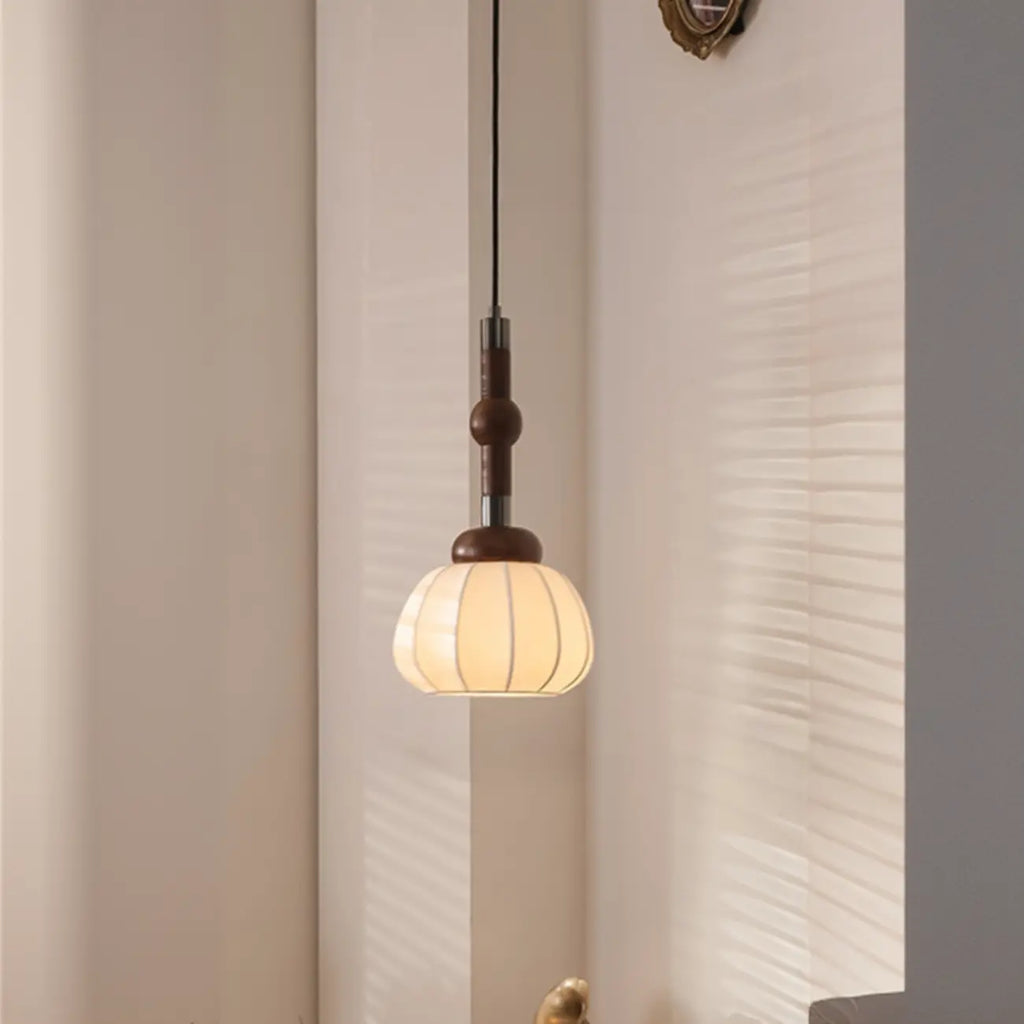Suspension contemporaine en bois et soie beige citrouille