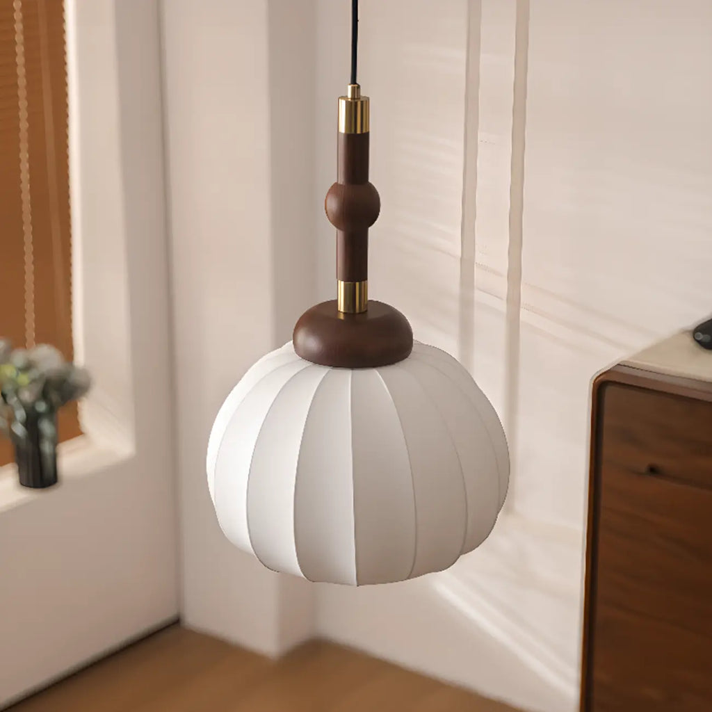 Suspension contemporaine en bois et soie beige citrouille