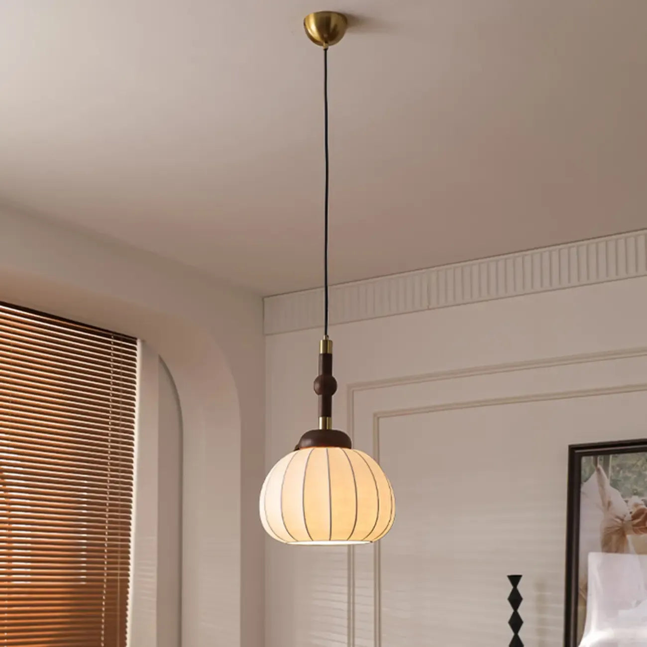 Suspension contemporaine en bois et soie beige citrouille