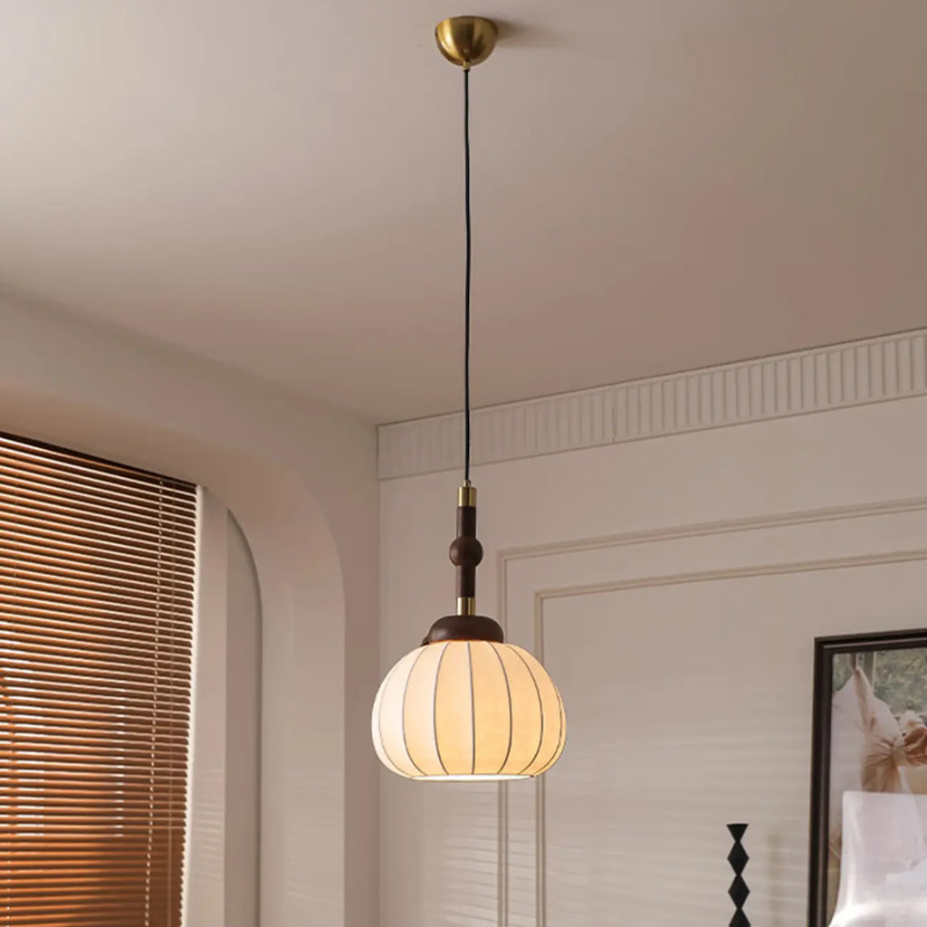 Suspension contemporaine en bois et soie beige citrouille