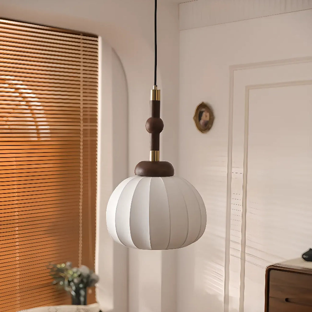 Suspension contemporaine en bois et soie beige citrouille