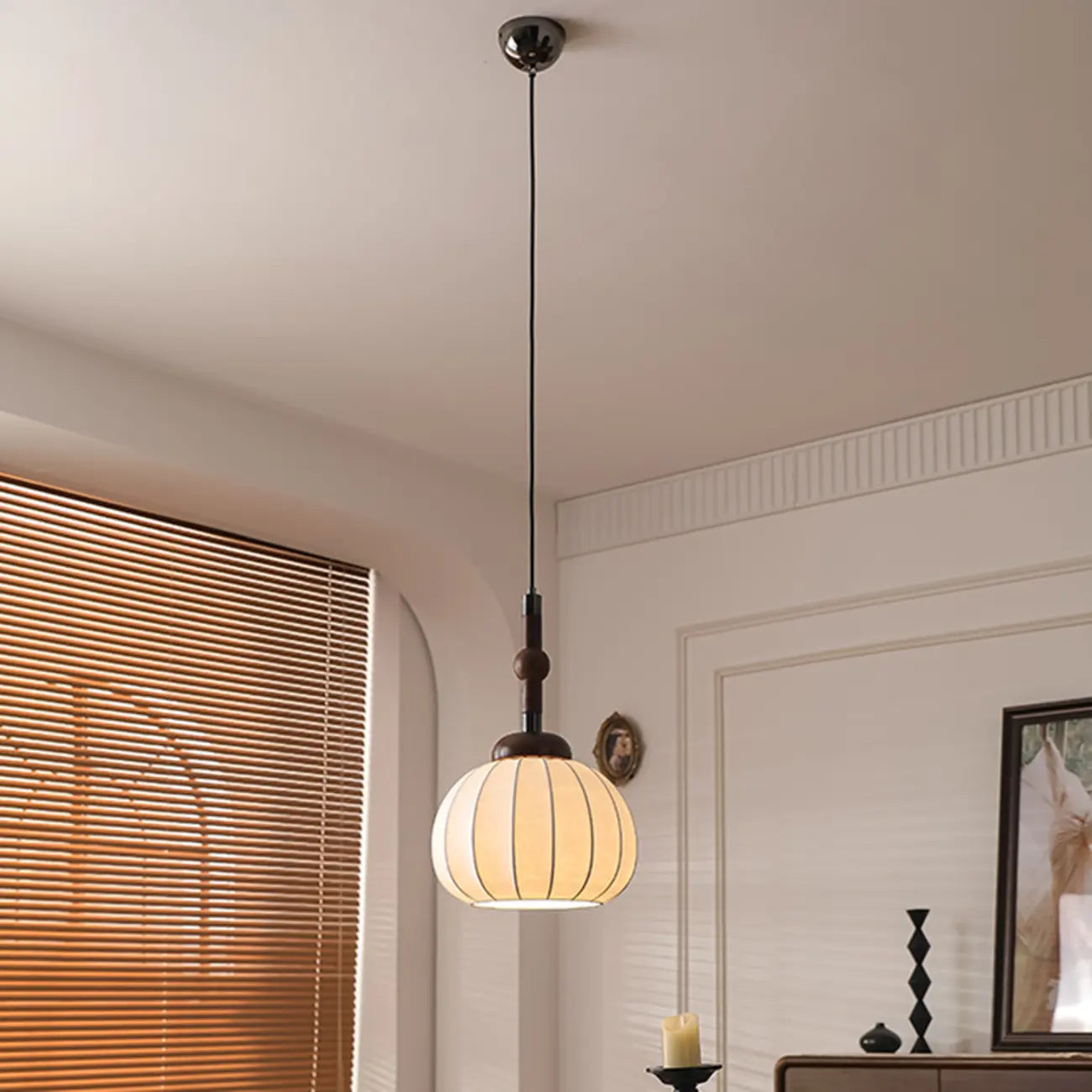 Suspension contemporaine en bois et soie beige citrouille