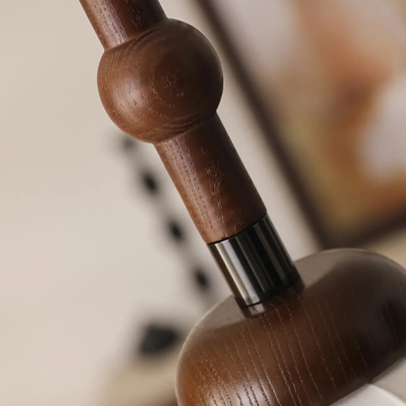 Suspension contemporaine en bois et soie beige citrouille