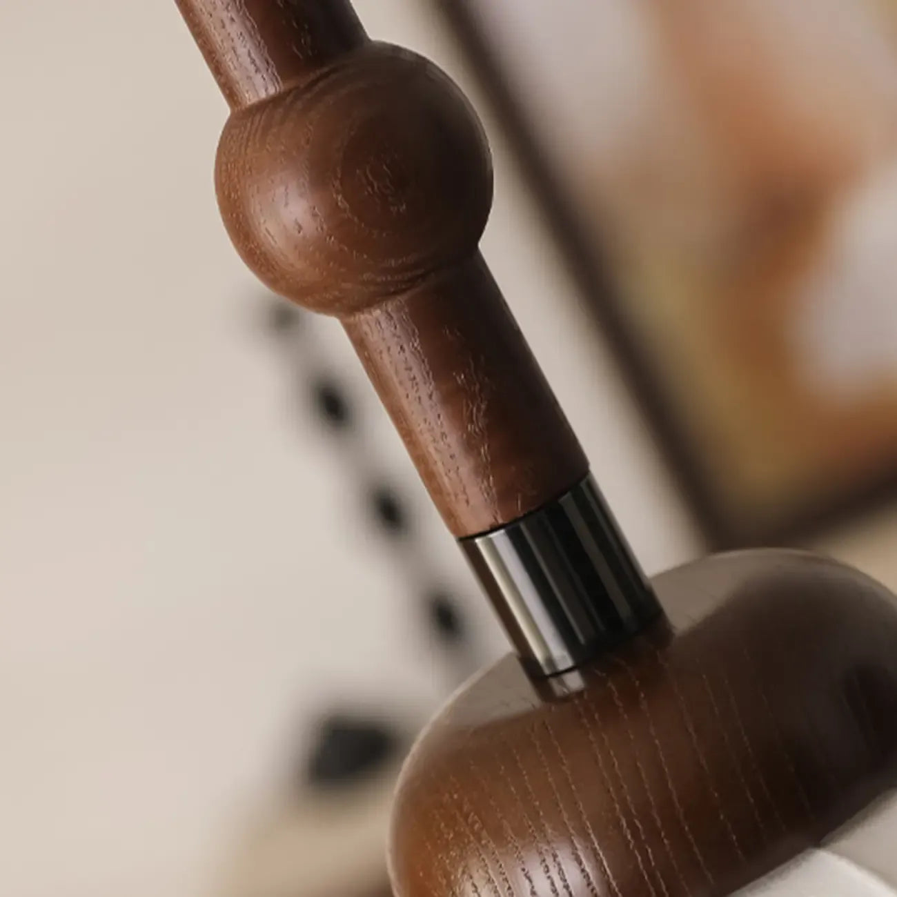 Suspension contemporaine en bois et soie beige citrouille