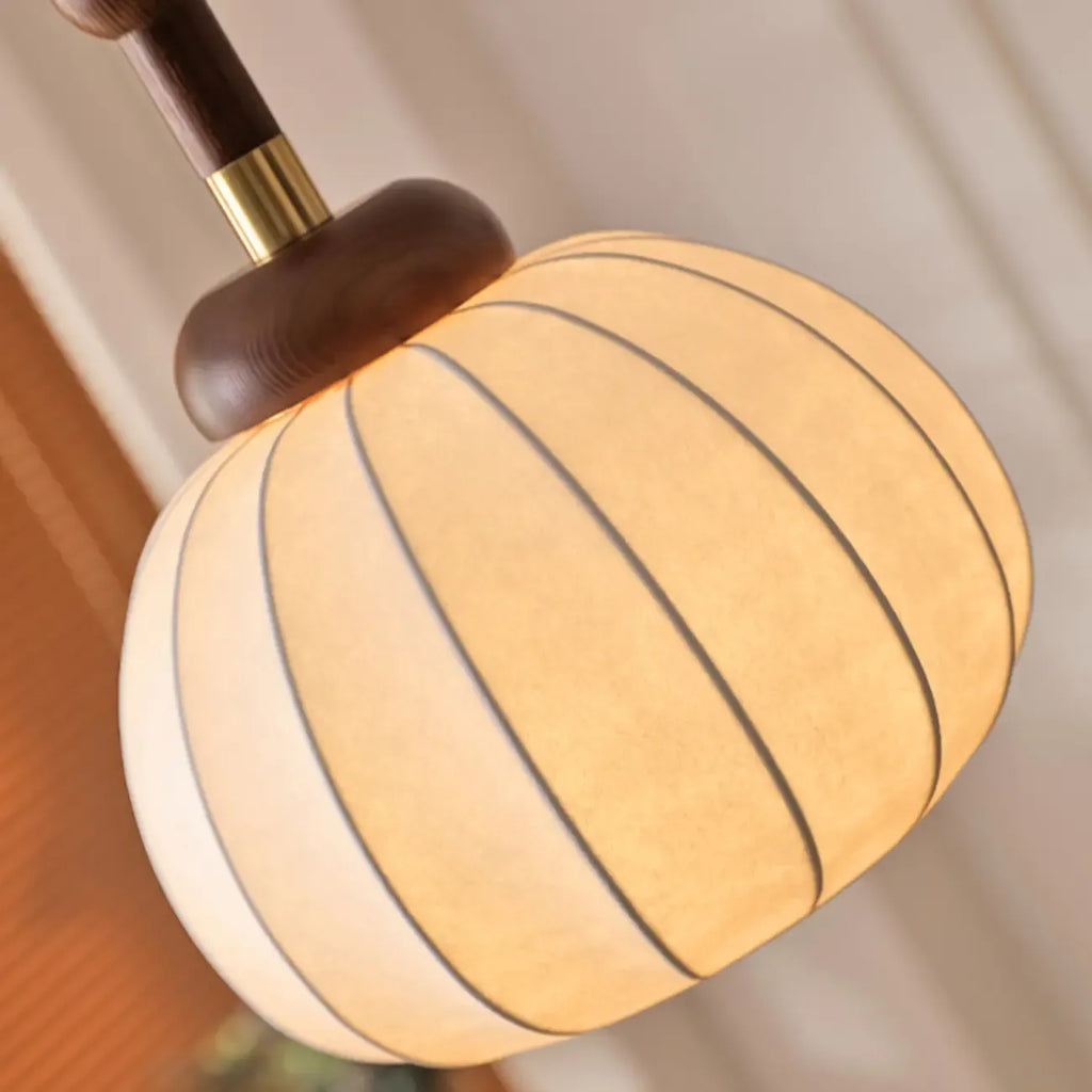 Suspension contemporaine en bois et soie beige citrouille