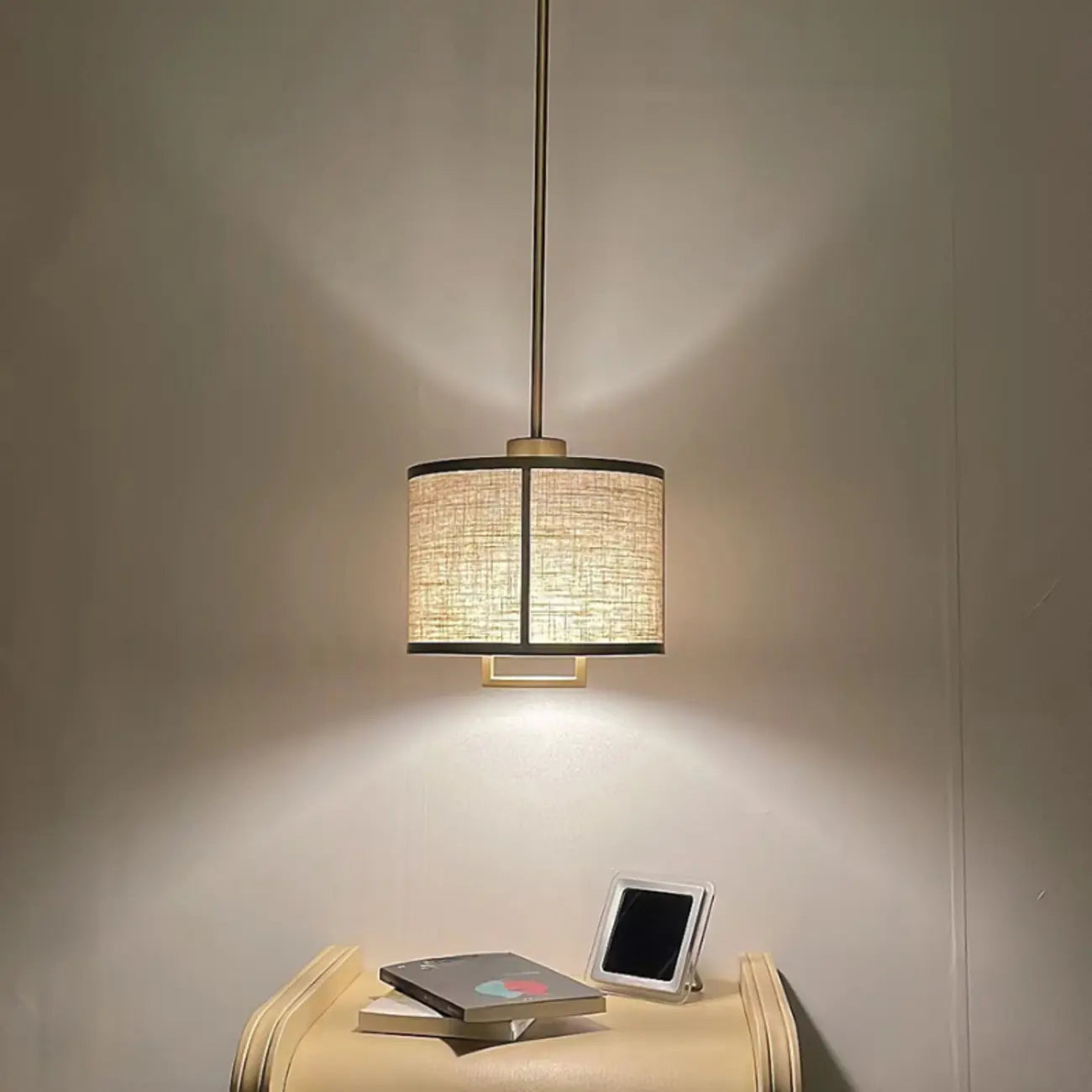 Suspension cylindrique élégante couleur ivoire pour intérieur