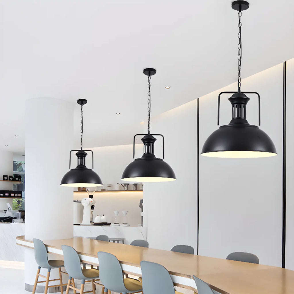Suspension industrielle en métal noir avec dôme et chaîne.