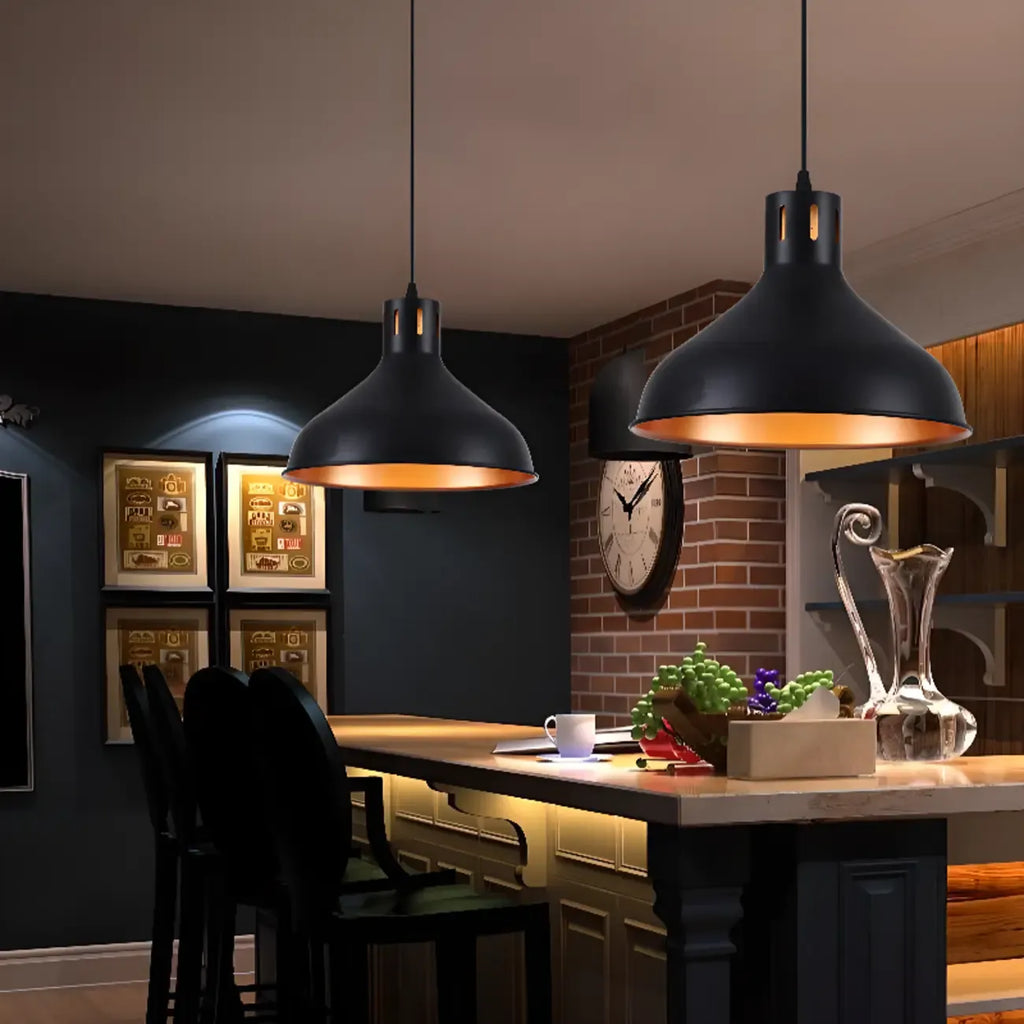Suspension industrielle en métal noir avec dôme et chaîne.