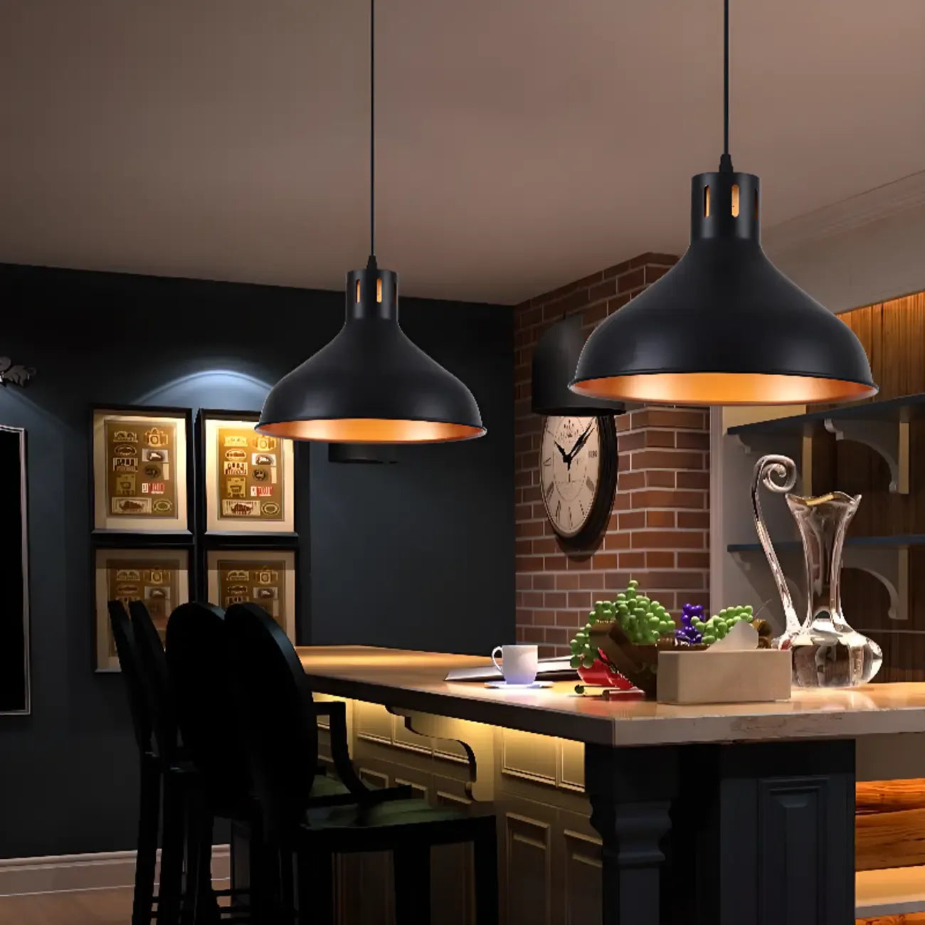 Suspension industrielle en métal noir avec dôme et chaîne.