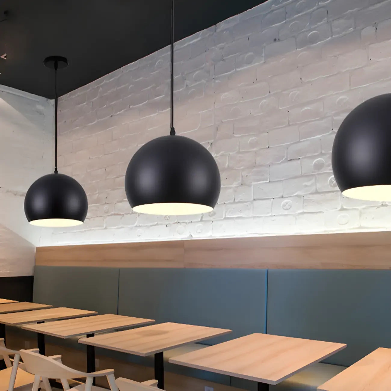 Suspension industrielle en métal noir avec dôme et chaîne.