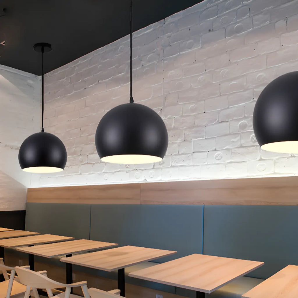 Suspension industrielle en métal noir avec dôme et chaîne.