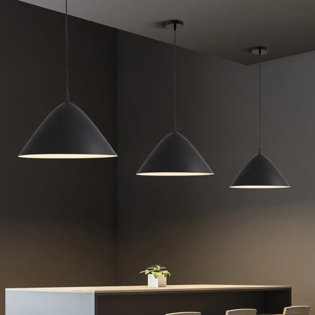 Suspension industrielle en métal noir avec dôme et chaîne.