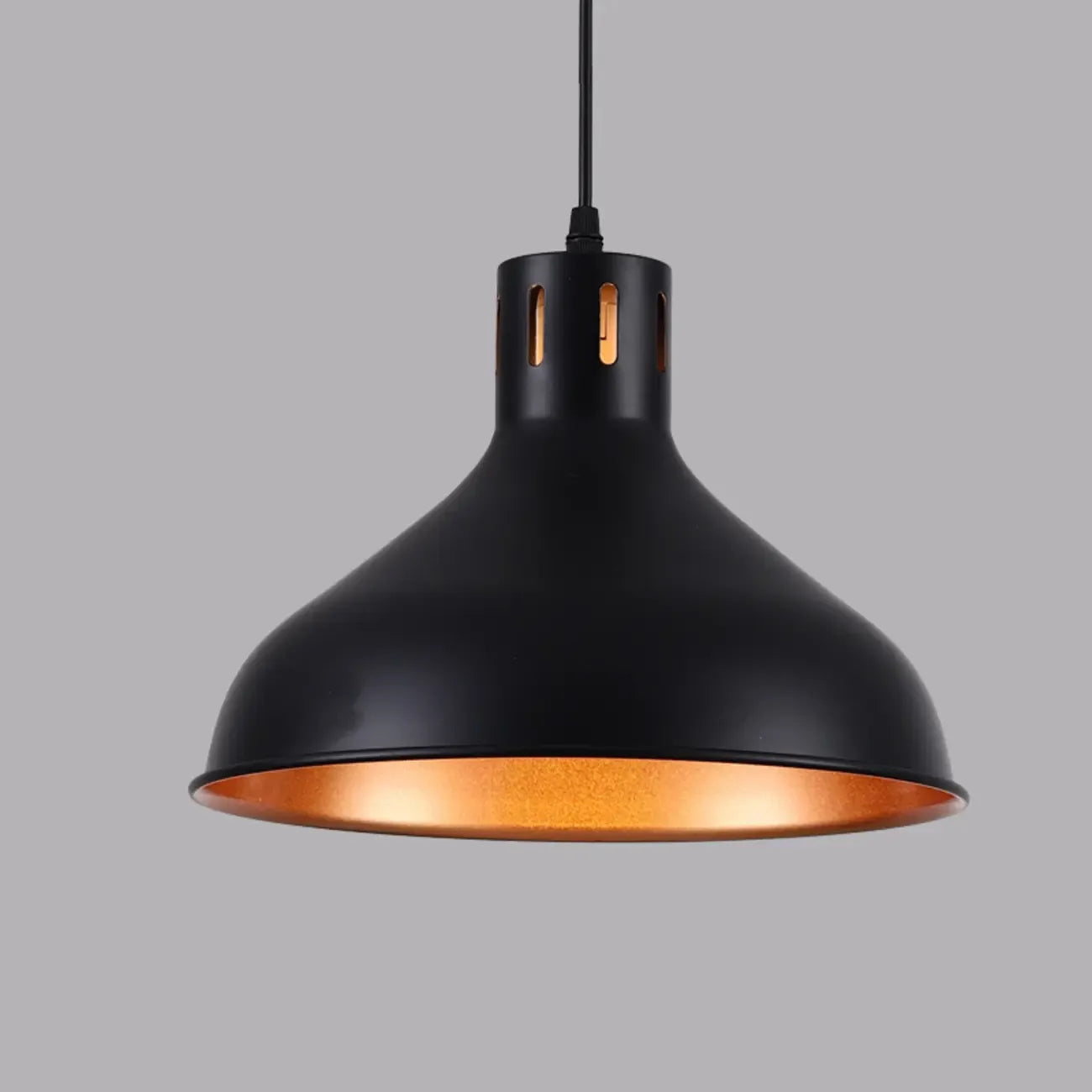 Suspension industrielle en métal noir avec dôme et chaîne.