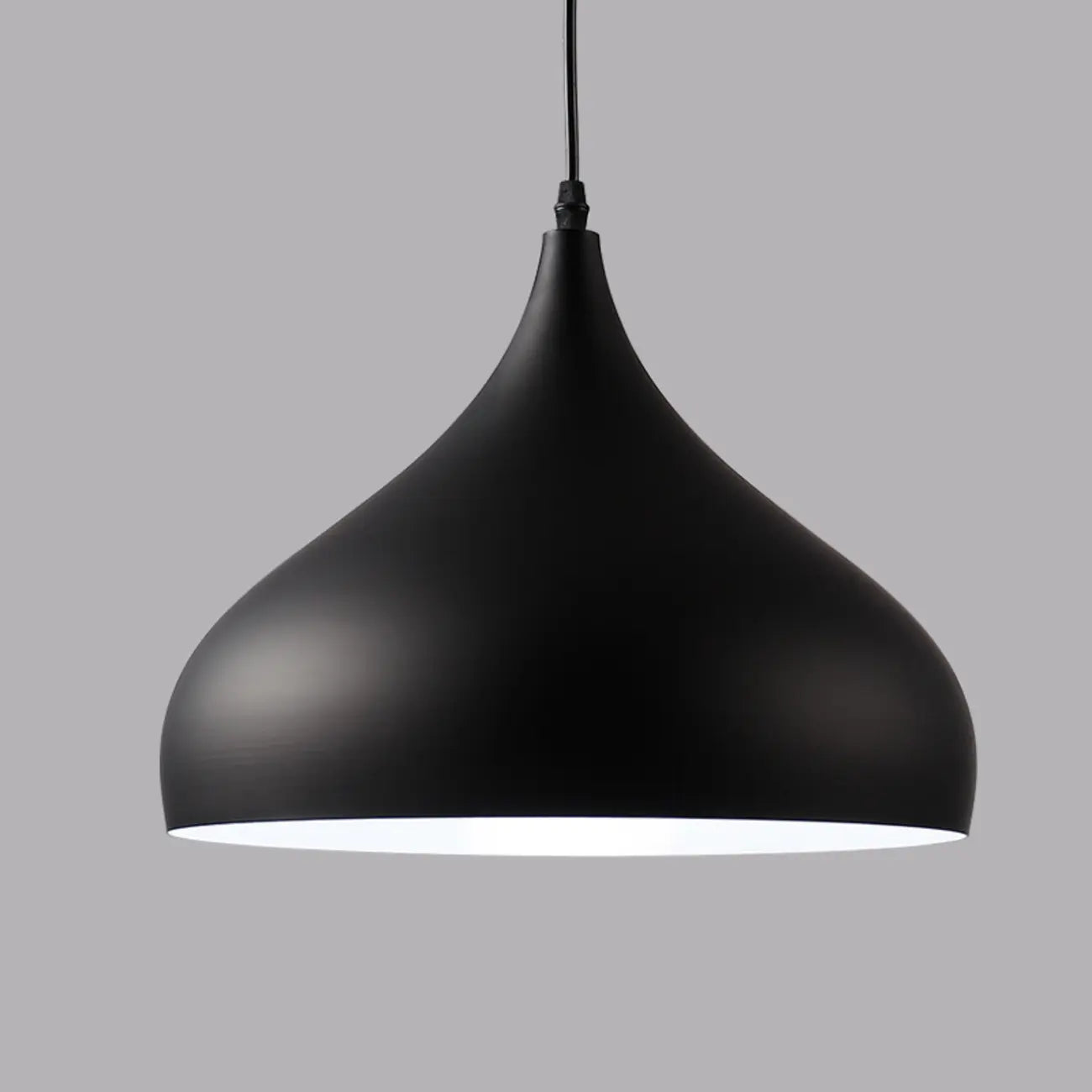 Suspension industrielle en métal noir avec dôme et chaîne.