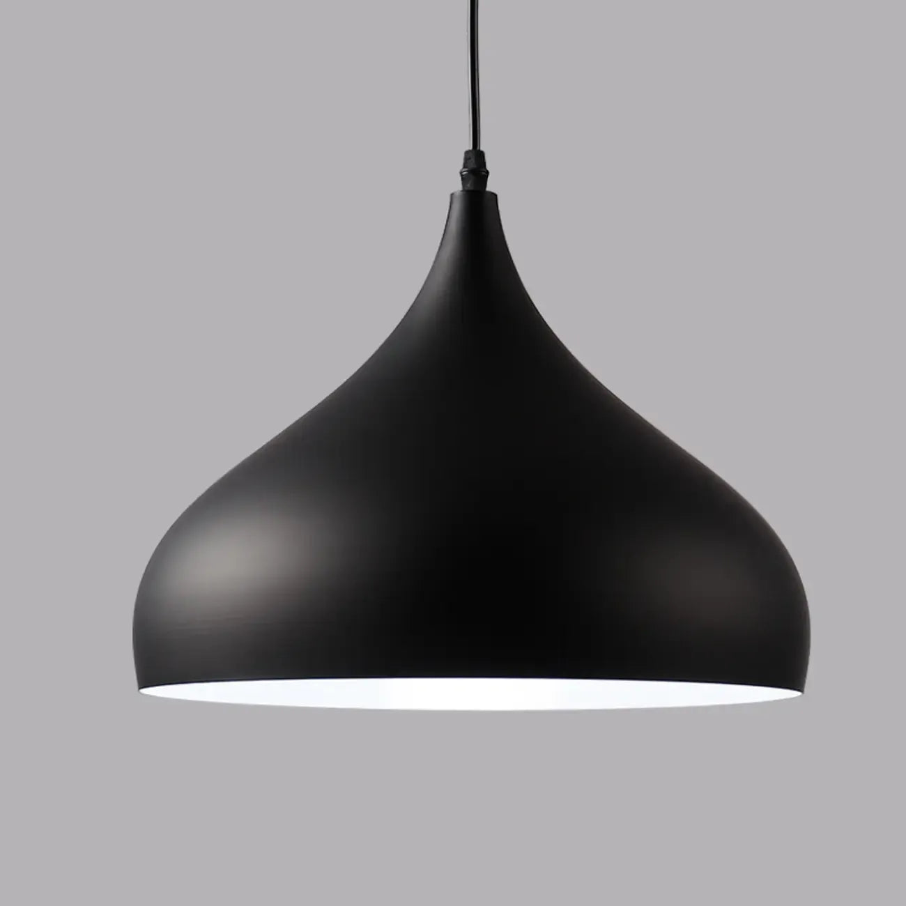 Suspension industrielle en métal noir avec dôme et chaîne.