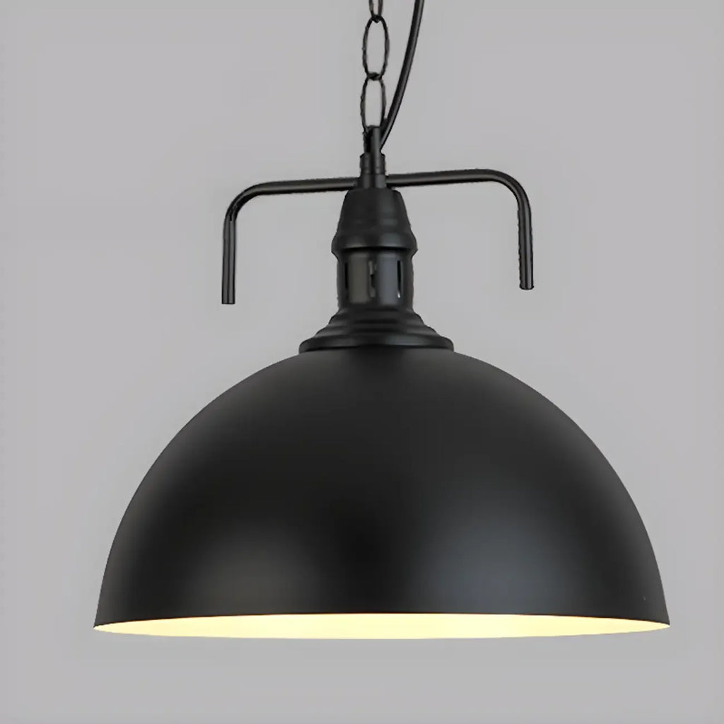 Suspension industrielle en métal noir avec dôme et chaîne.