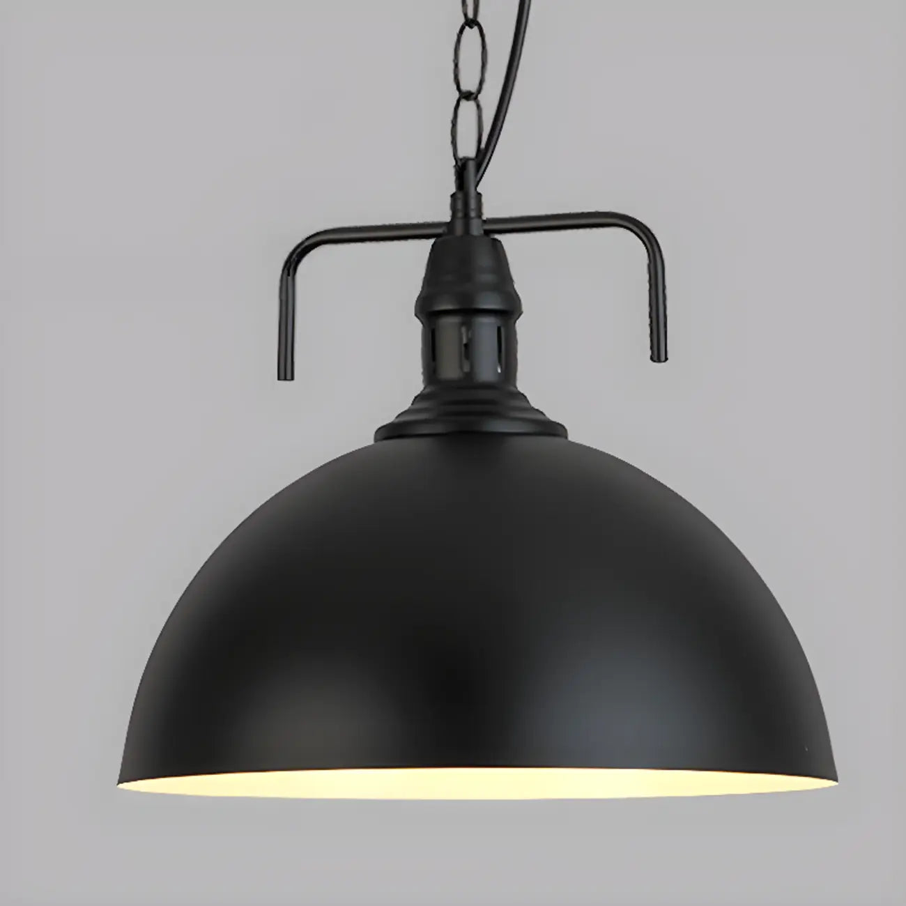 Suspension industrielle en métal noir avec dôme et chaîne.