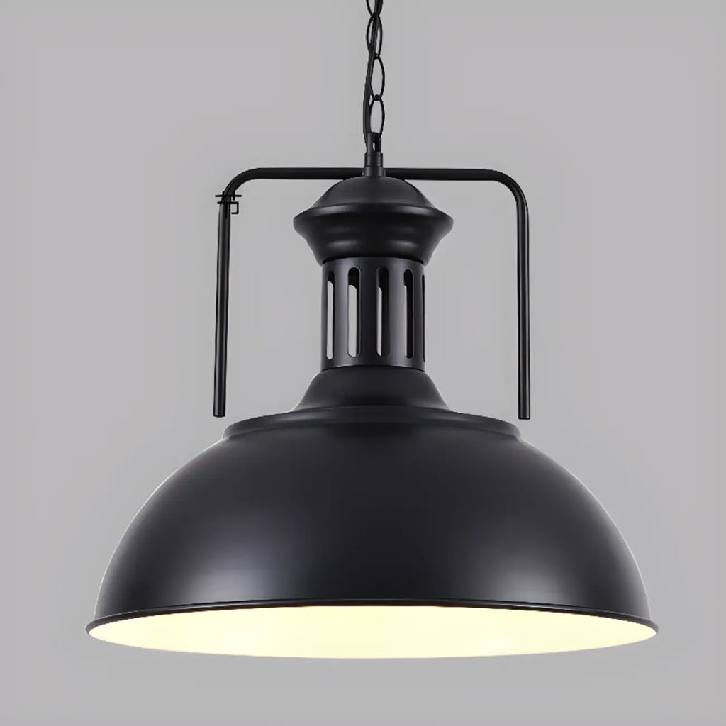 Suspension industrielle en métal noir avec dôme et chaîne.