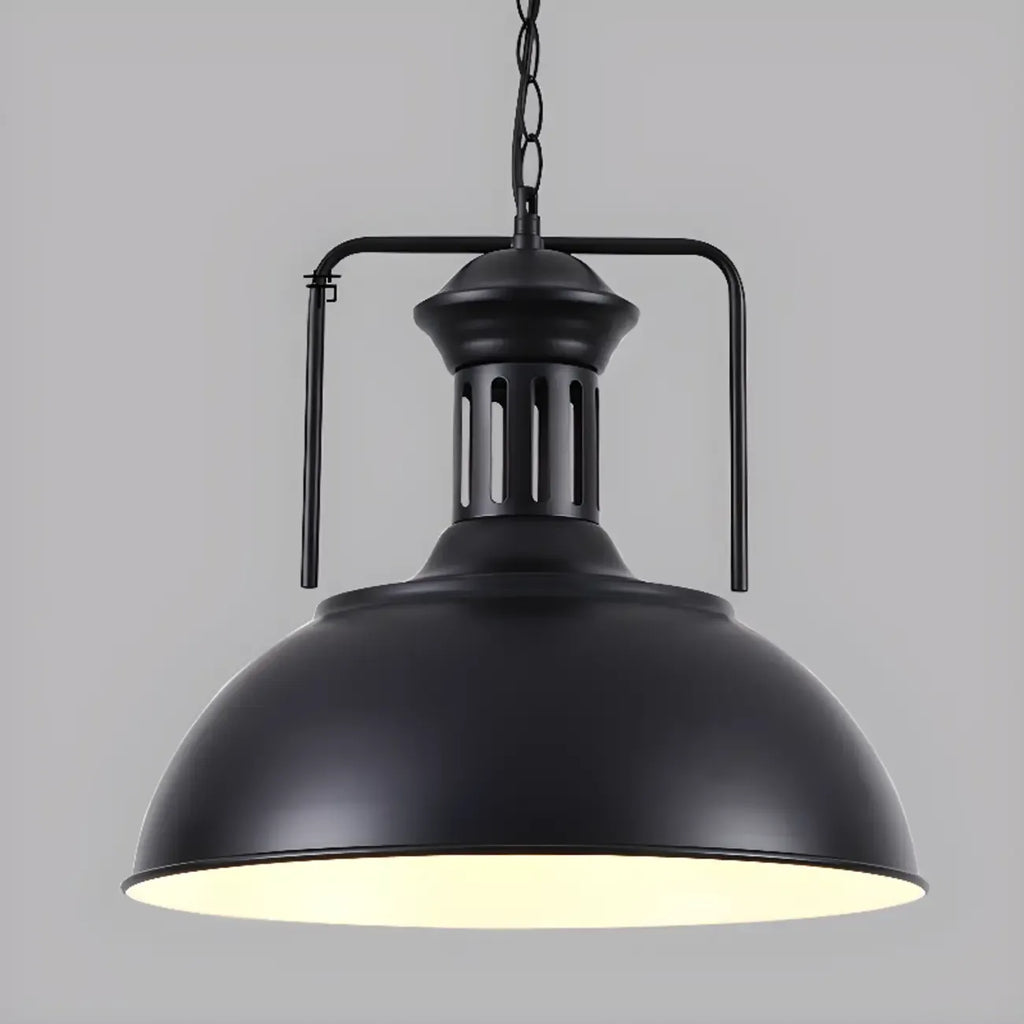 Suspension industrielle en métal noir avec dôme et chaîne.
