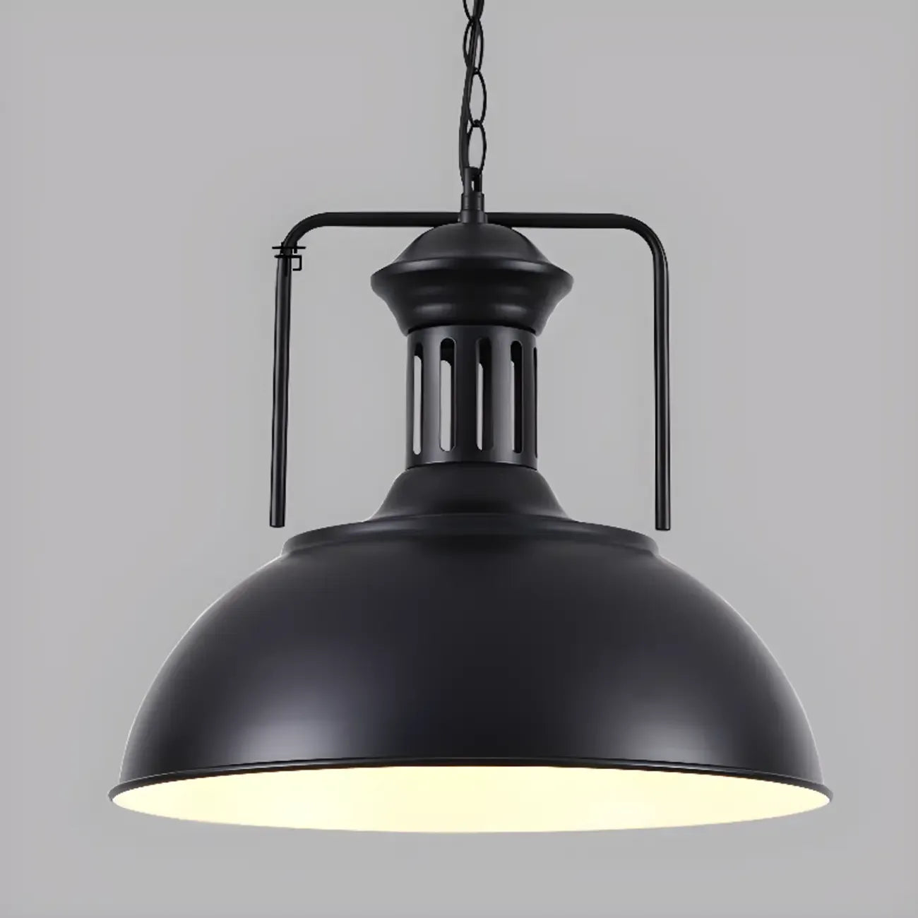 Suspension industrielle en métal noir avec dôme et chaîne.
