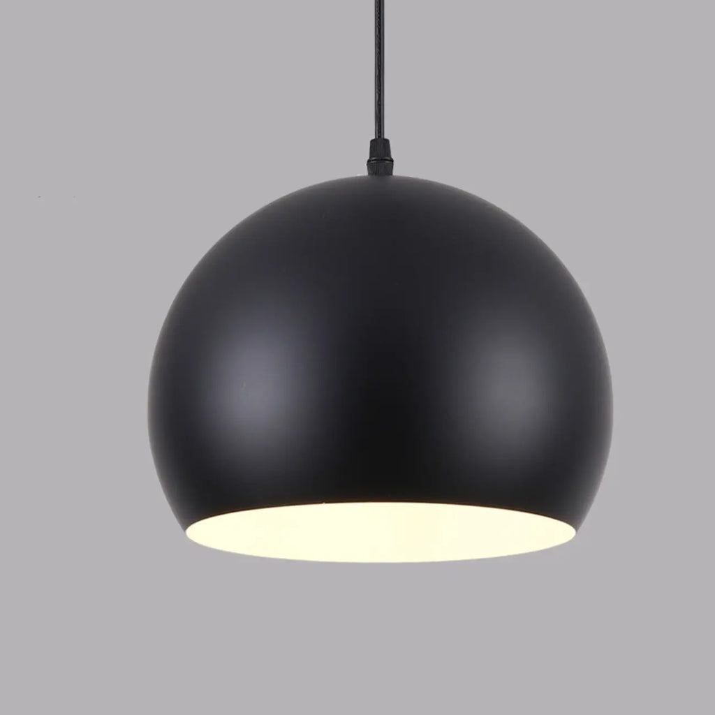 Suspension industrielle en métal noir avec dôme et chaîne.