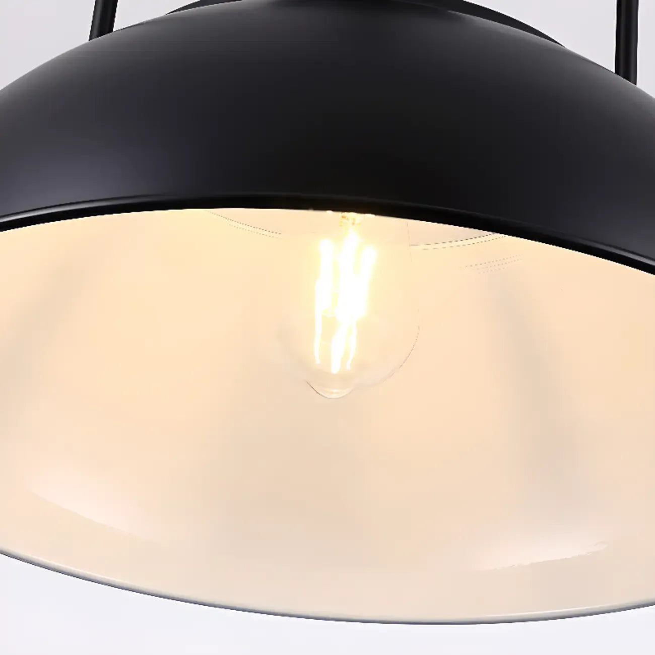 Suspension industrielle en métal noir avec dôme et chaîne.