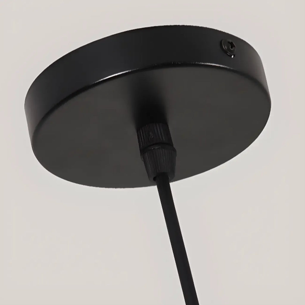 Suspension industrielle en métal noir avec dôme et chaîne.