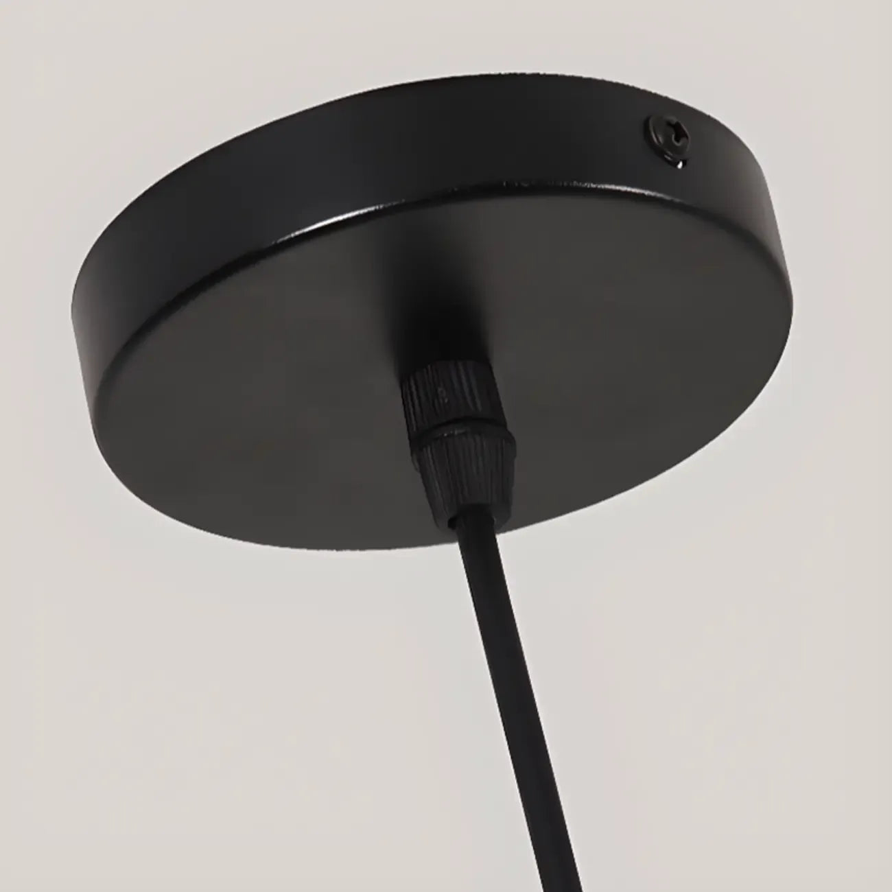 Suspension industrielle en métal noir avec dôme et chaîne.