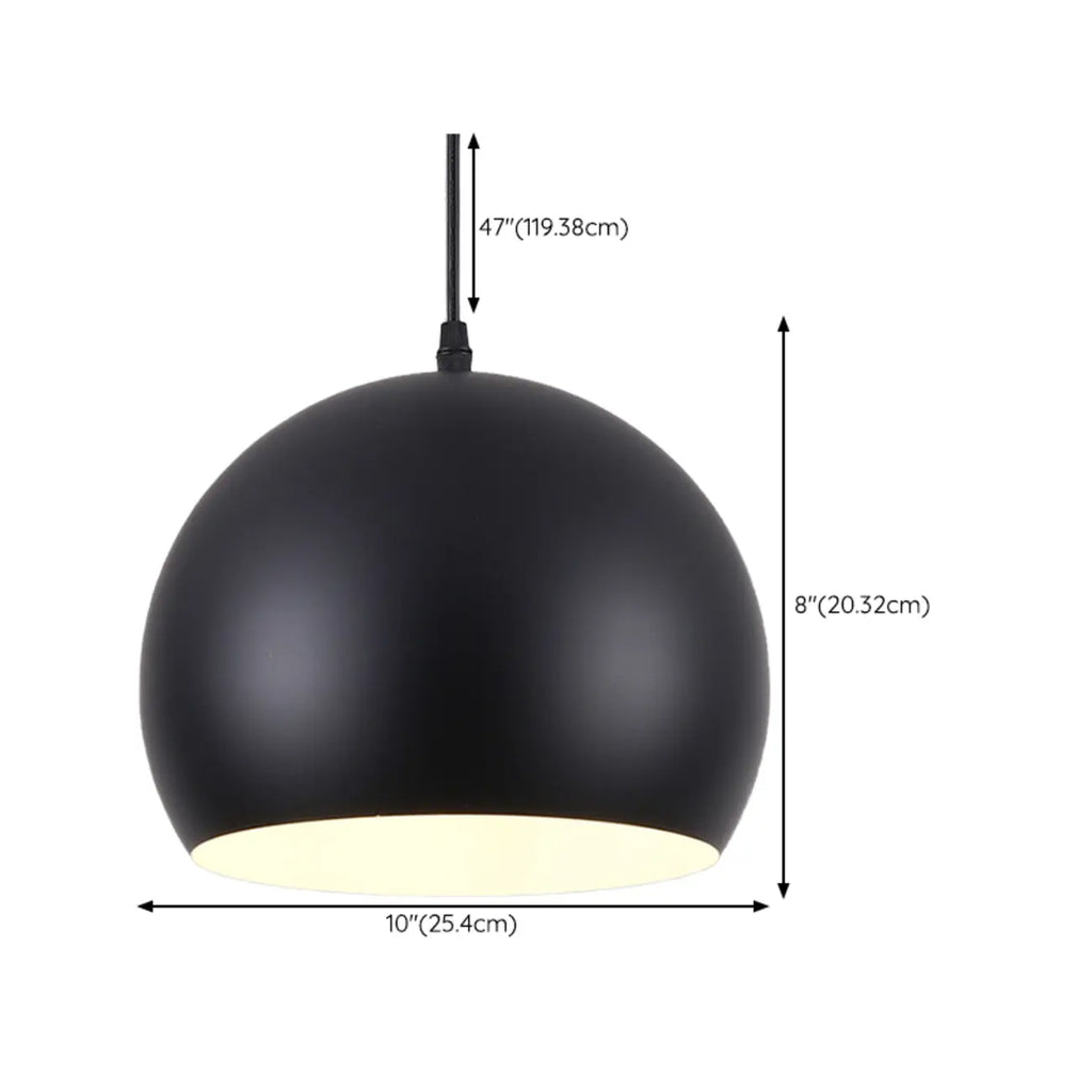 Suspension industrielle en métal noir avec dôme et chaîne.