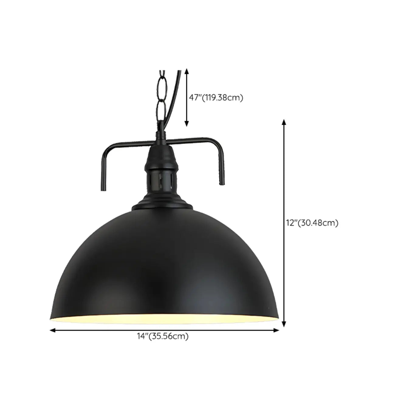Suspension industrielle en métal noir avec dôme et chaîne.