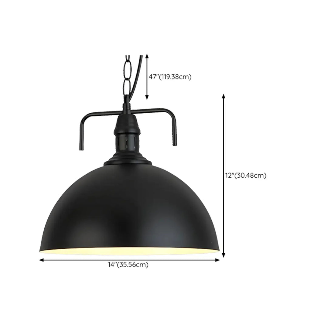 Suspension industrielle en métal noir avec dôme et chaîne.