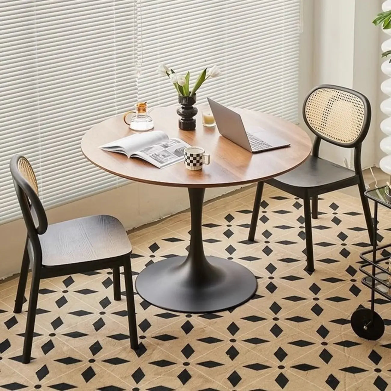 Table de salle à manger ronde décontractée en métal noir et bois