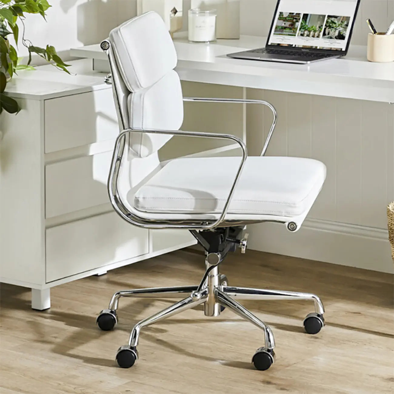 Fauteuil de bureau pivotant moderne en métal argenté et cuir blanc