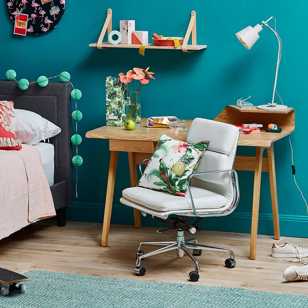 Fauteuil de bureau pivotant moderne en métal argenté et cuir blanc