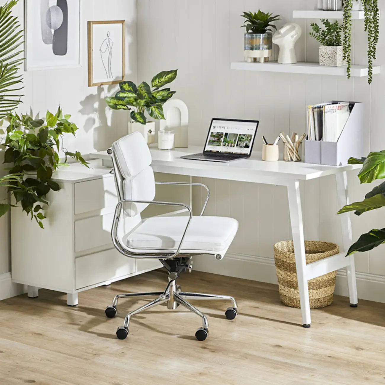 Fauteuil de bureau pivotant moderne en métal argenté et cuir blanc
