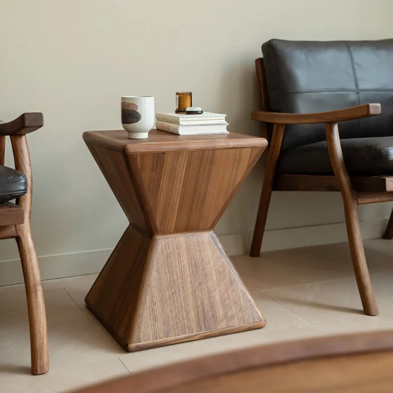 Petite table d'appoint Art Déco géométrique en bois pour salon