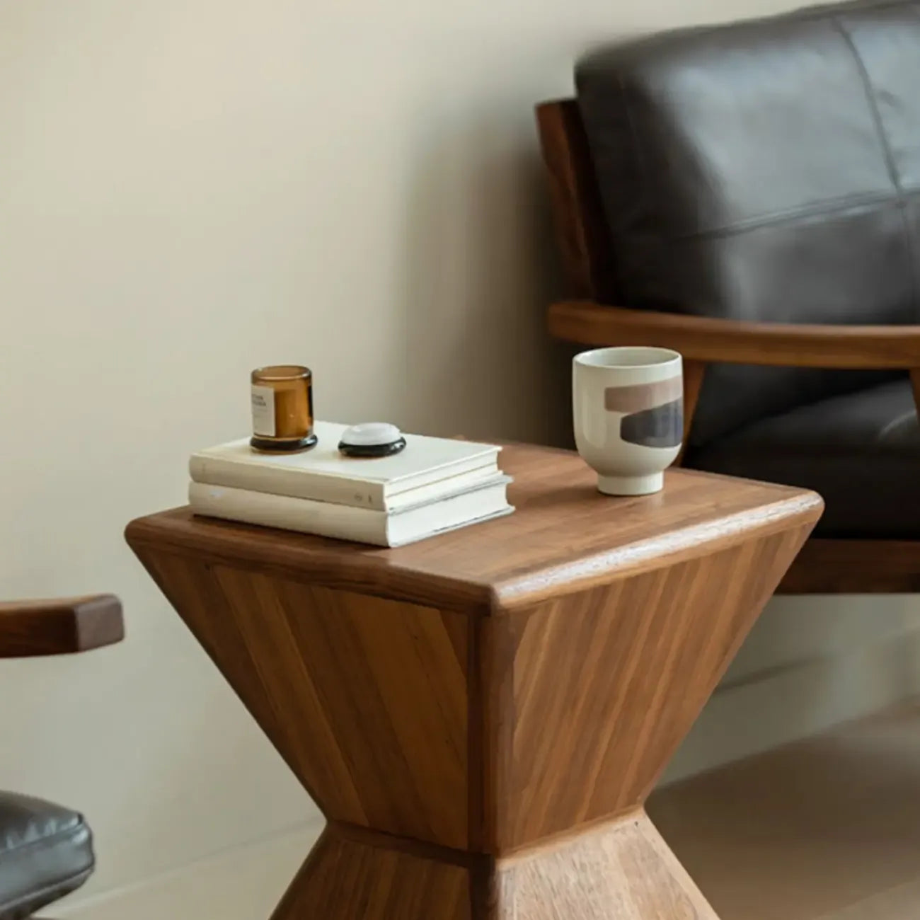 Petite table d'appoint Art Déco géométrique en bois pour salon