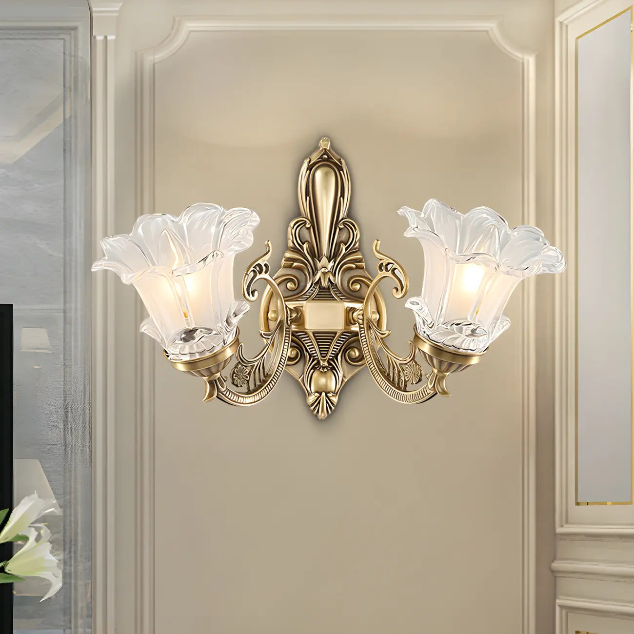 Applique murale traditionnelle vintage en laiton avec abat-jour en verre à motif floral