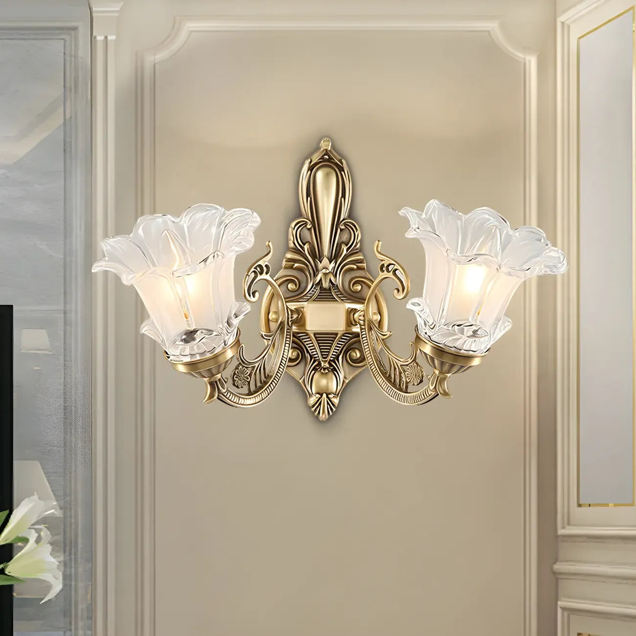 Applique murale traditionnelle vintage en laiton avec abat-jour en verre à motif floral