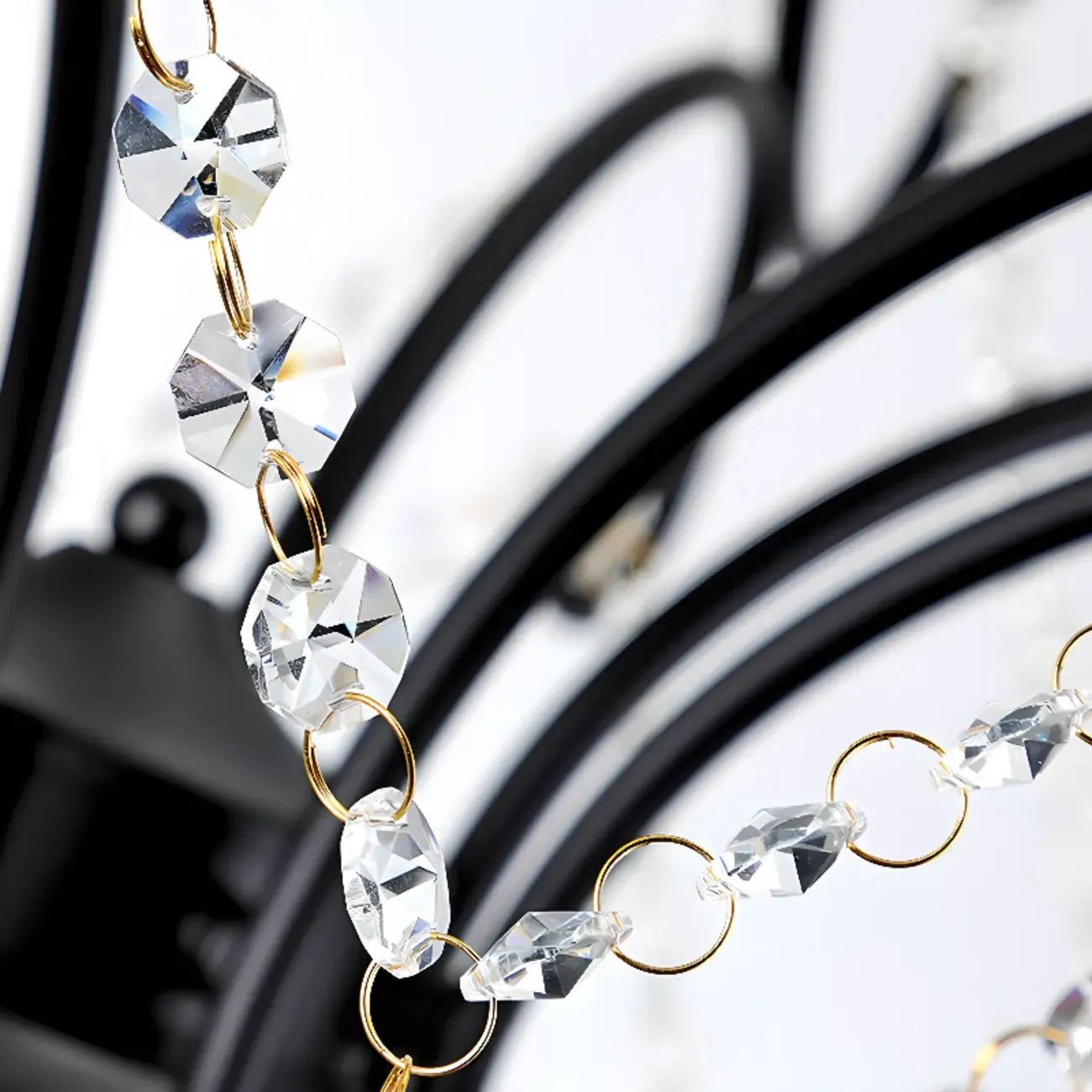 Lustre élégant en cristal doré courbé